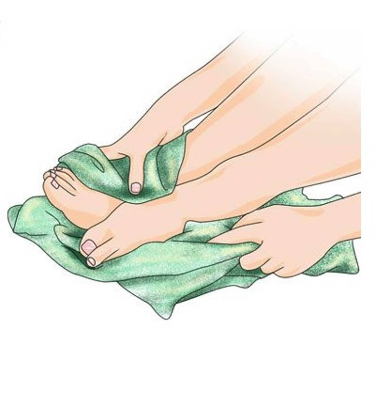 secar y lavar sus pies